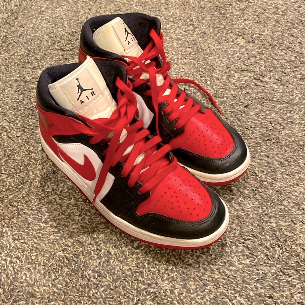 Women’s 10/mens 8: air Jordan one mid w/crease protectors